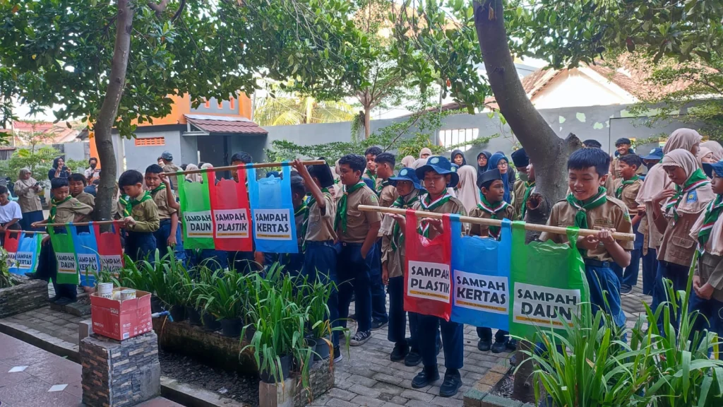 SD Muhammadiyah Kota Blitar Menggelar Pemberangkatan Gerakan Pungut-Pilah Sampah Serentak 2025