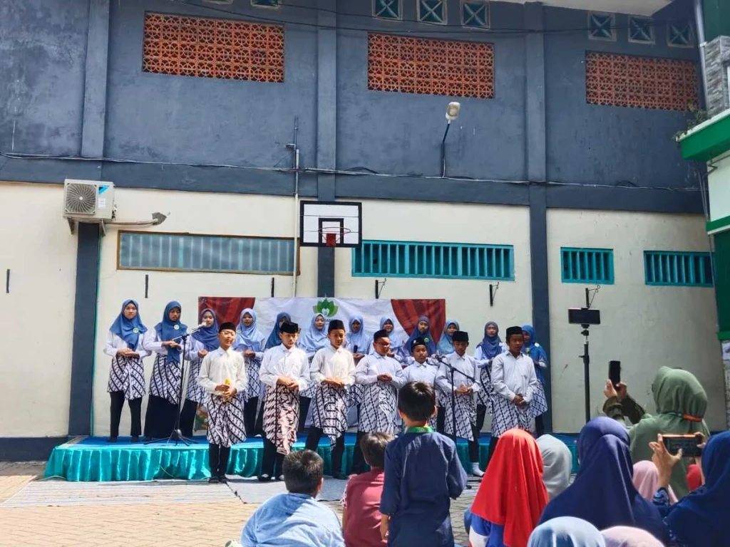 Ajang Unjuk Kebolehan Siswa di Sekolah Alam pada Almadany Middle Performance