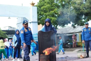 Perguruan Muhammadiyah Kandangsemangkon Selenggarakan Simulasi Pemadam Kebakaran
