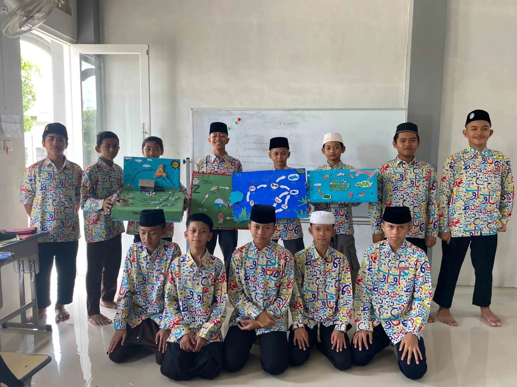 Belajar Sambil Berkreasi: Diorama Ekosistem dari Kardus Bekas Karya Siswa MBS Al-Hikmah