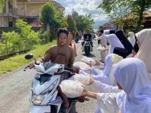 SD Muhammadiyah Kangean Sukses Bagi-Bagi Makanan dan Santunan Anak Yatim