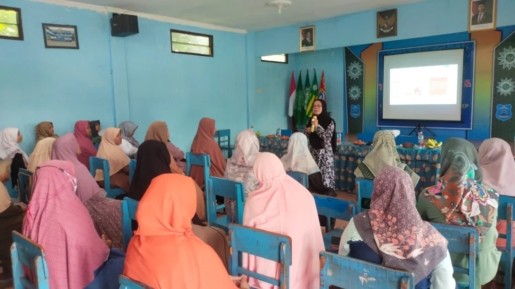 Smart Parenting MI Muhamamdiyah 7 Kenep Undang Fasilitator dan Wali Murid