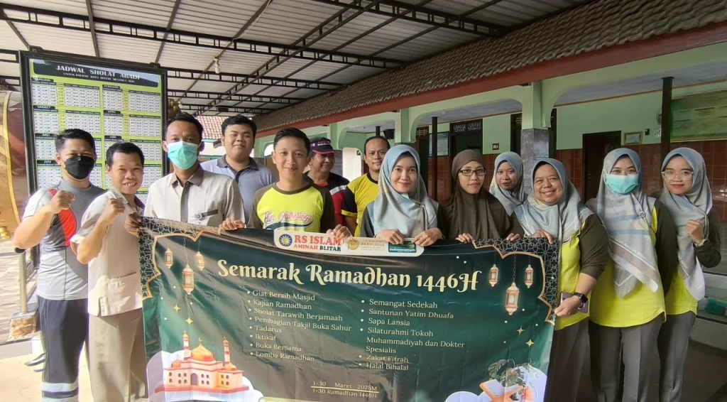 RS Islam Aminah Blitar Gelar Aksi Bersih Masjid Baitul Ghofur Sambut Ramadan