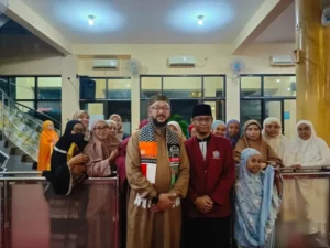 Antusiasme Jamaah Masjid Al Ikhlas Pada Shalat Tarawih Pertama