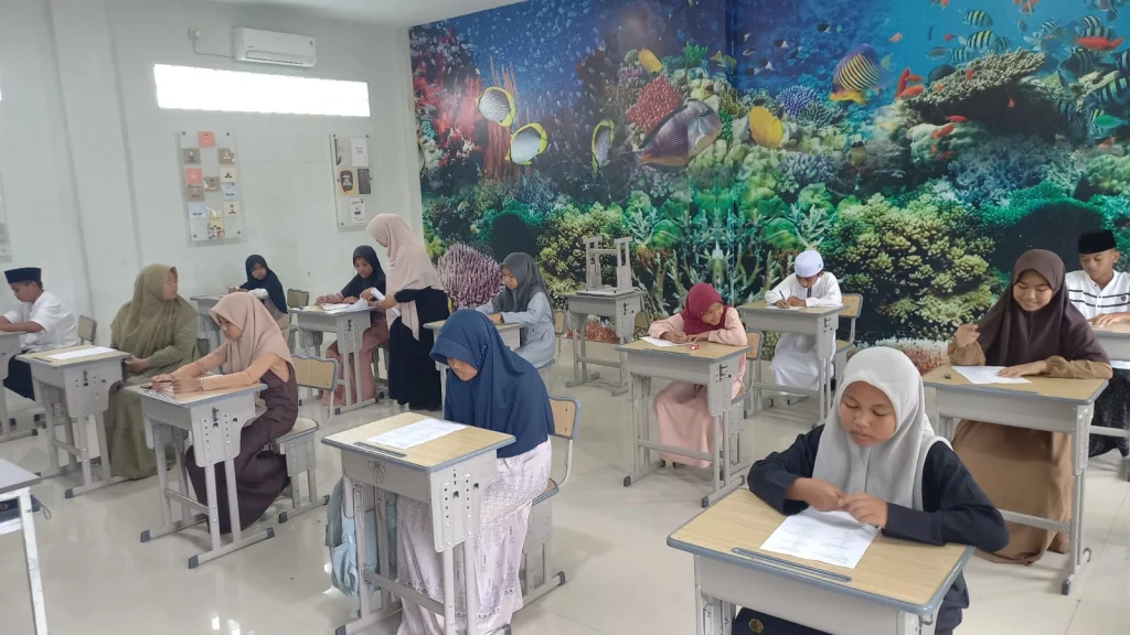 Puluhan Calon Santri Ikuti Tes Masuk MBS Alhikmah Gambiran di Tengah Hujan