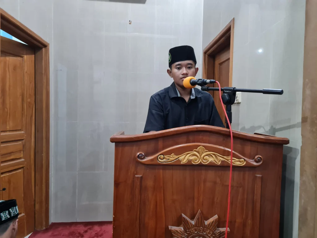 Santri MBS SMAMUGA Tulangan Memberikan Kultum Subuh di Masjid Al Mahdi