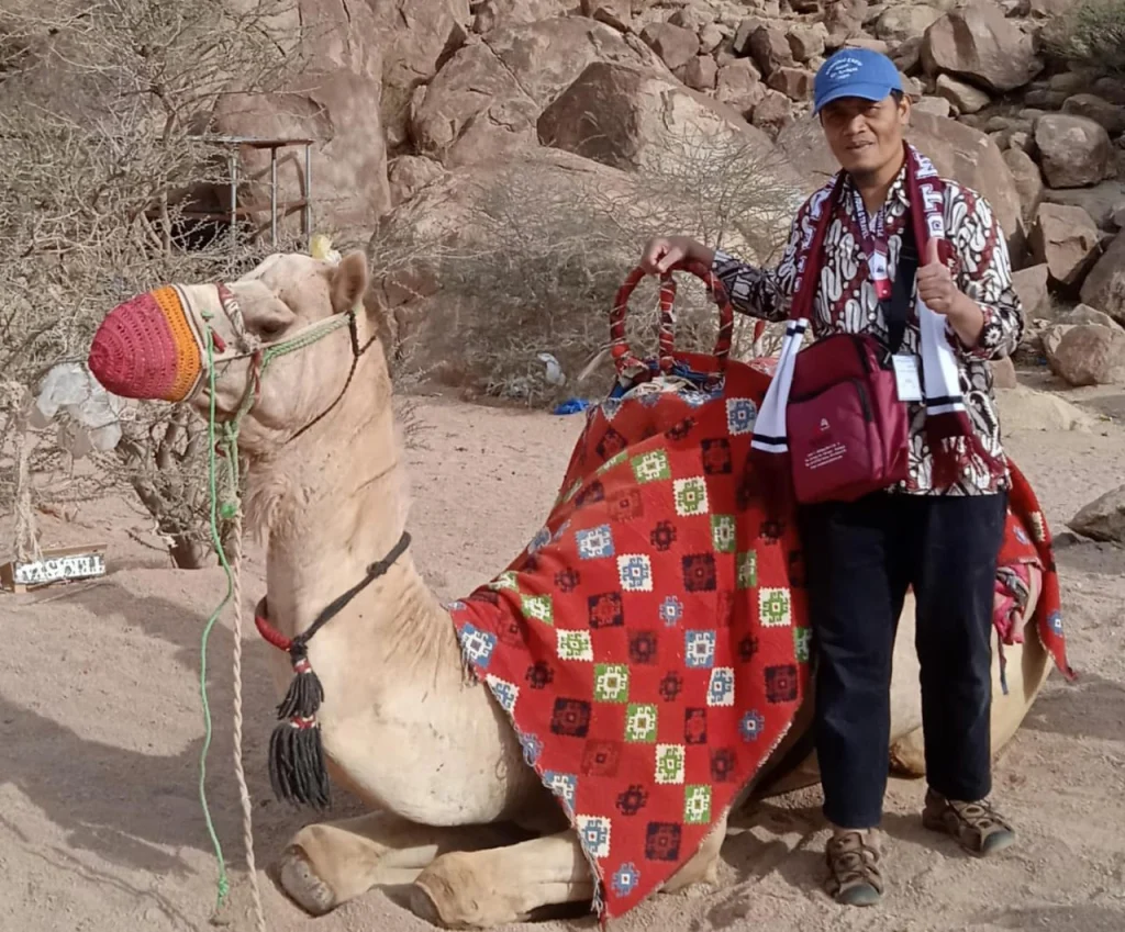 Pengabdian Tanpa Batas, SMP Muhammadiyah 8 Batu Berikan Hadiah Umroh kepada Sang Guru