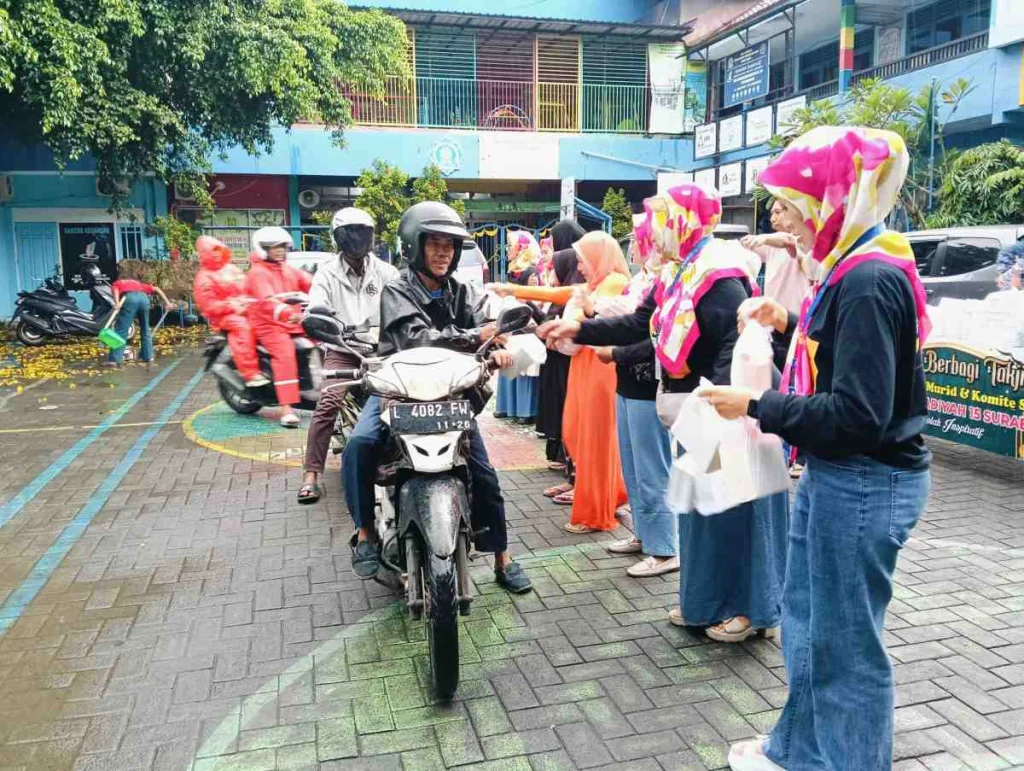 Semangat Bagi Takjil Jelang Berbuka di Halaman SDM Limas
