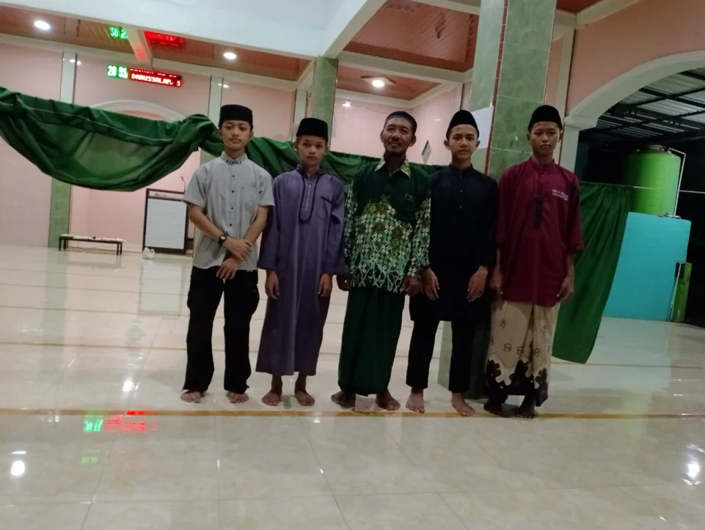 Santri MBS Alhikmah Berkhidmat: Belajar Sosialisasi dan Mengabdi di Tengah Masyarakat