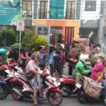 Bukti Cinta di Bulan Suci, SMP Muhammadiyah 1 Surabaya Berbagi 300 Paket Takjil