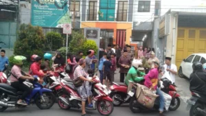 Bukti Cinta di Bulan Suci, SMP Muhammadiyah 1 Surabaya Berbagi 300 Paket Takjil