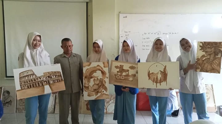 Siswa-Siswi SMA Muha Genteng Lukis Pakai Teknik Aquarel, Hasilnya Memukau!