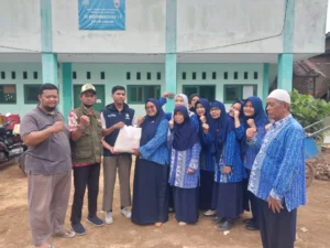Lazismu Jakarta Timur dan BEM PAI UNJ Berikan Bantuan Pasca Banjir di Jatinegara