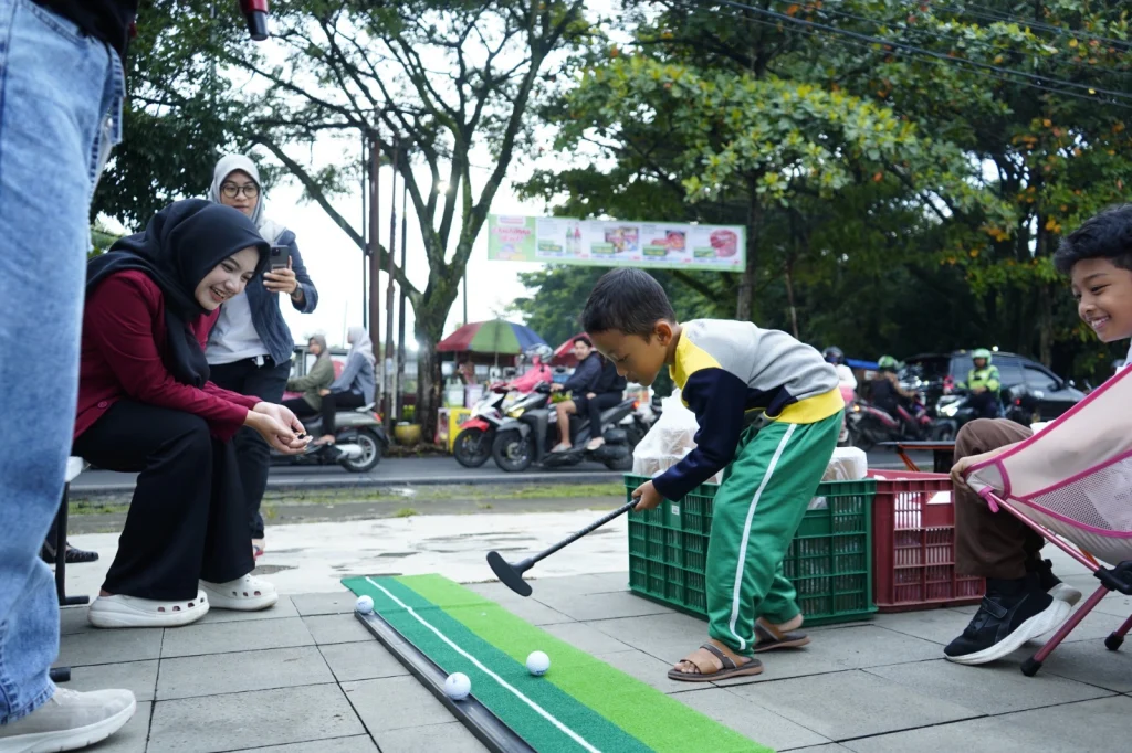 Ngabuburit UMM, Hibur Warga Pakai Angklung hingga Bermain Golf