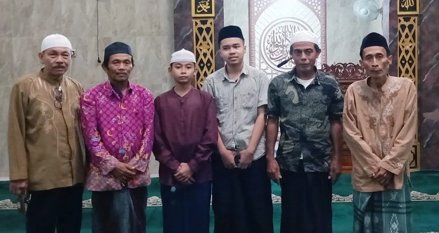 Santri MBS Al Hikmah Buat Jamaah Terkesan selama Berkhidmat di Masjid Al Hidayah Pusdamuh