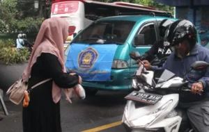 Berbagi tidak hanya Memberi: SD Muhammadiyah 3 Assalaam dan IKWAM Buktikan dengan 1.800 Paket Takjil
