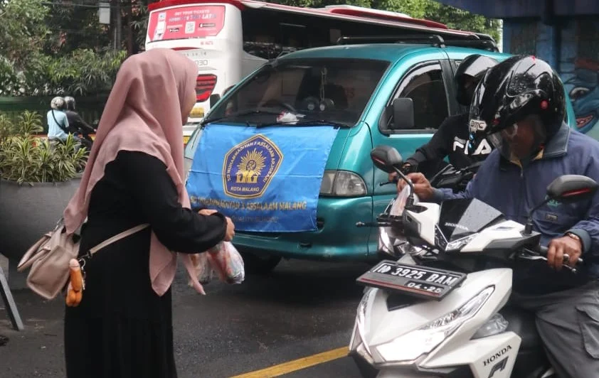 Berbagi tidak hanya Memberi: SD Muhammadiyah 3 Assalaam dan IKWAM Buktikan dengan 1.800 Paket Takjil