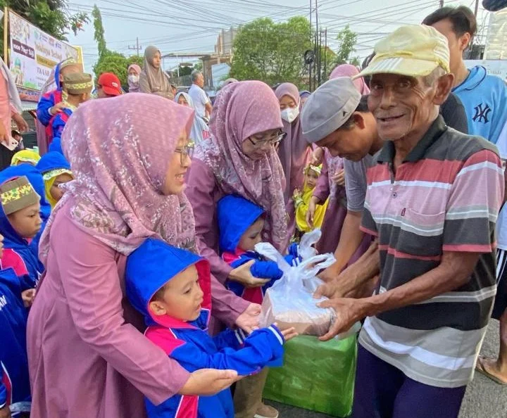 TK & KB ABA V Kota Probolinggo Gelar Aksi Berbagi 1000 Paket Takjil di Bundaran Gladak Serang