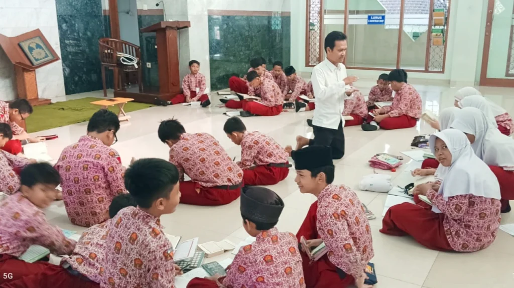 Murid SD Muhtar Antusias Belajar Tajwid di Masjid At-Taqwa Selama Ramadan