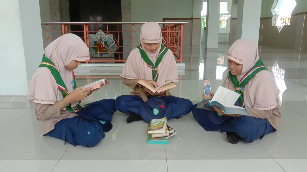 AKSARA, Biasakan Siswa SD Muhtar Gemar Membaca