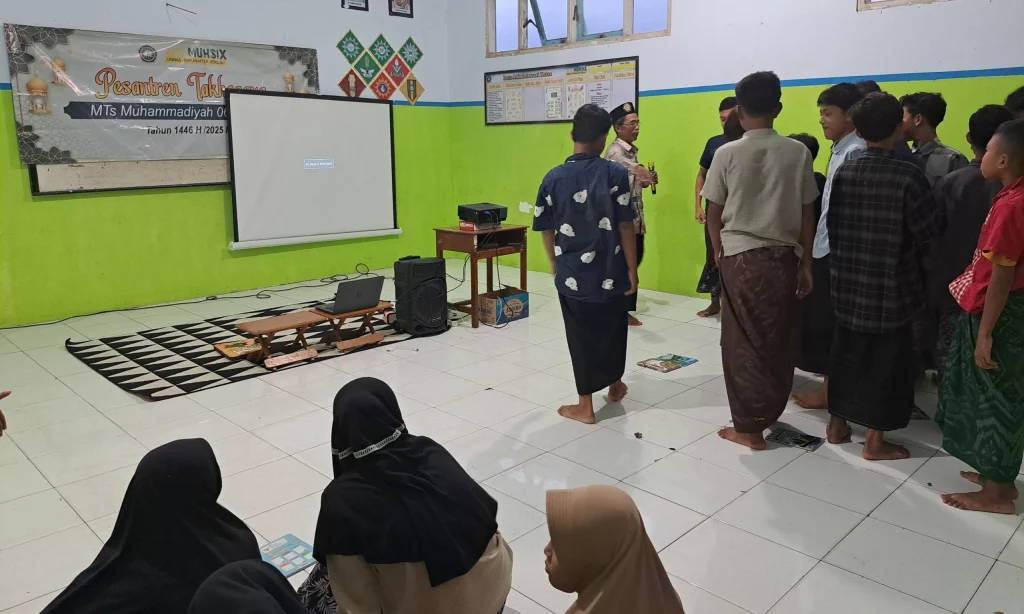 Kajian Sore Pesantren Takhassus MTs Muhsix Bahas Keutamaan dan Praktik Salat Berjamaah
