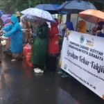 Hujan Deras Tak Surutkan Semangat Berbagi Paket Takjil PDA Kota Surabaya