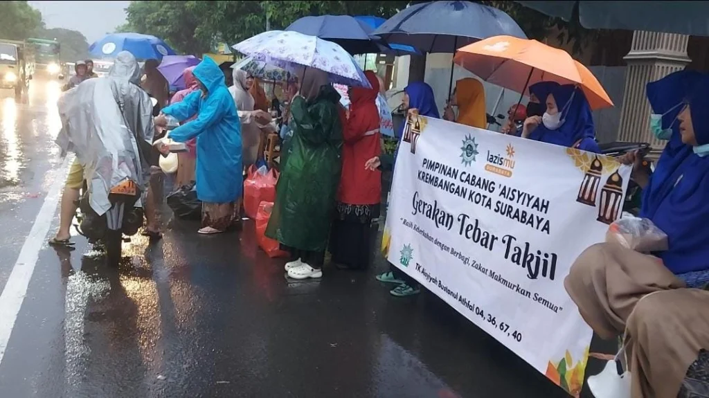 Hujan Deras Tak Surutkan Semangat Berbagi Paket Takjil PDA Kota Surabaya