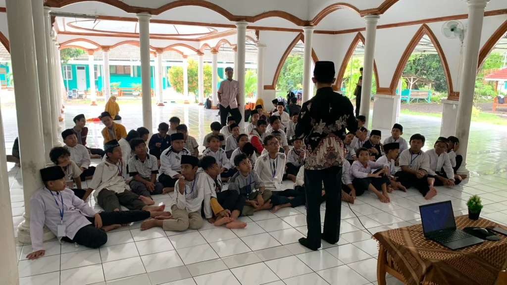 Belajar Langsung di Pondok Pesantren, Ini yang Dirasakan Siswa Sekolah Kreatif Menganti