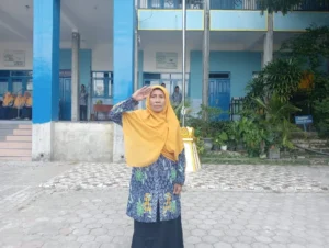 Makin Tambah Usia Tak Surutkan Guru Ini Terus Berkarya