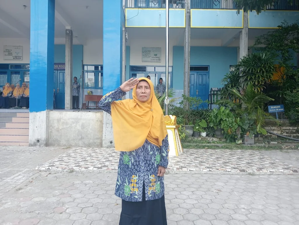 Makin Tambah Usia Tak Surutkan Guru Ini Terus Berkarya