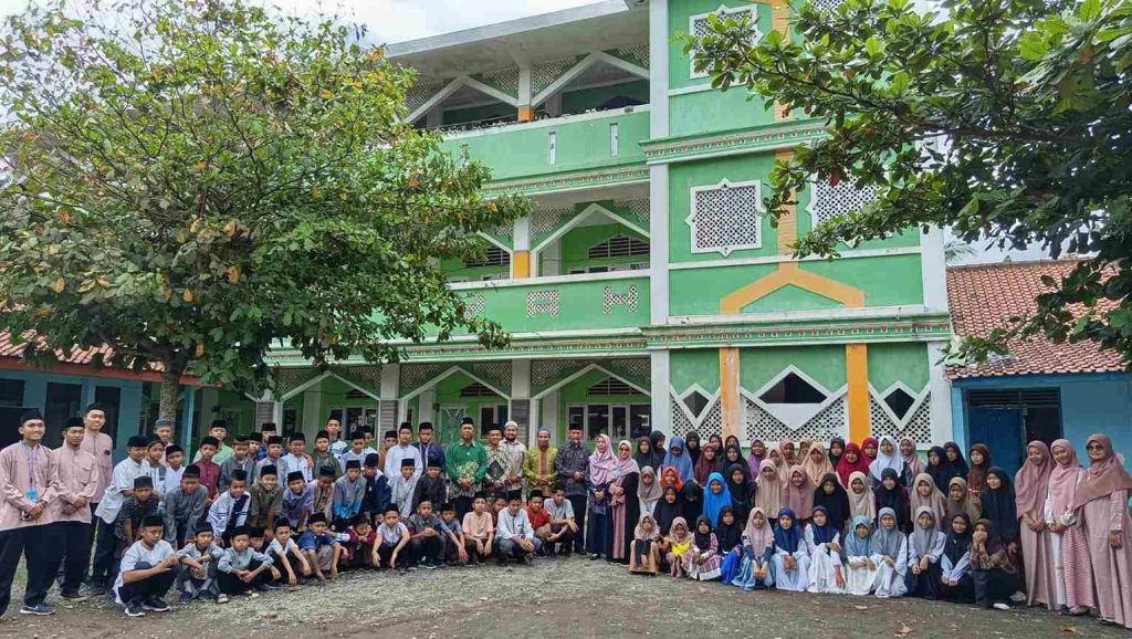 Sehari Jadi Santri, 91 Siswa SDMU Purwodadi Rasakan Hidup di Pesantren