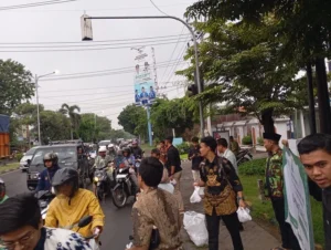Semarak Ramadan dengan Semangat Berbagi, AMM Candi Sidoarjo Bagikan Ratusan Takjil Gratis