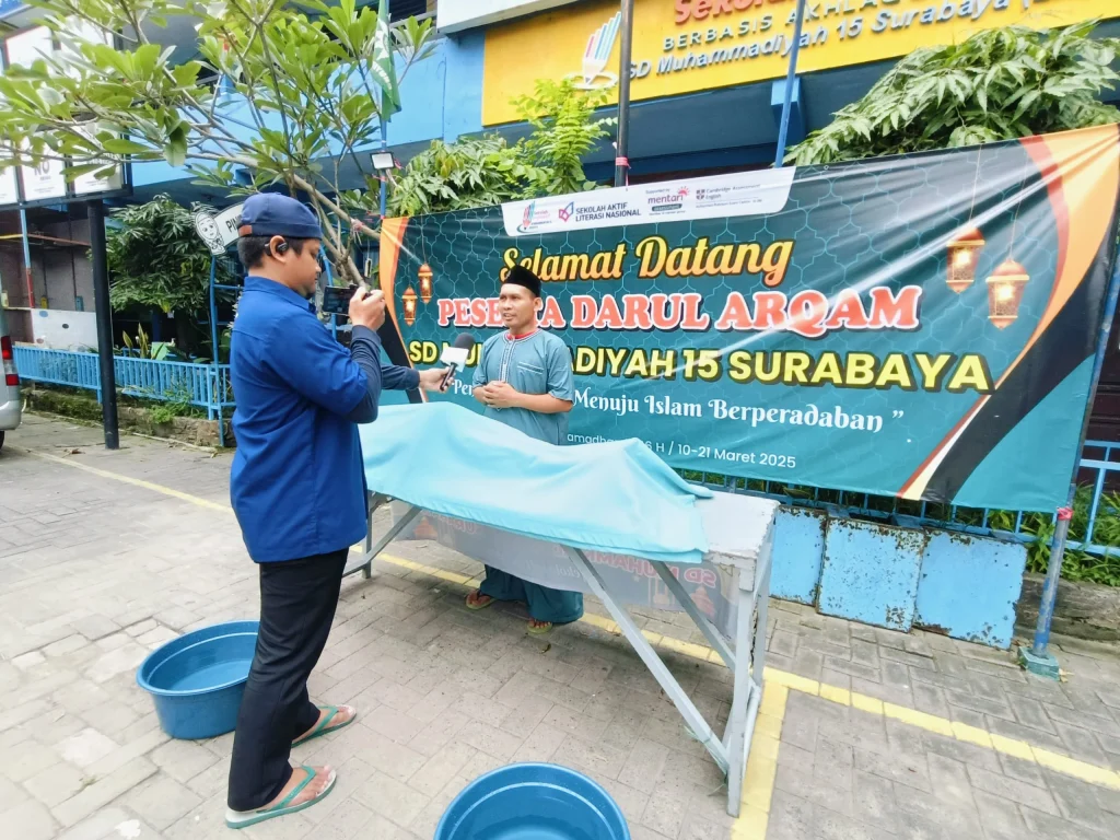 Serunya Darul Arqom SDM Limas Simulasi Praktik Merawat Jenazah