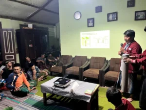Lubang Kecil Berdampak Besar! Mahasiswa KKN Unmuh Jember Latih Warga Tegalarum Membuat Biopori
