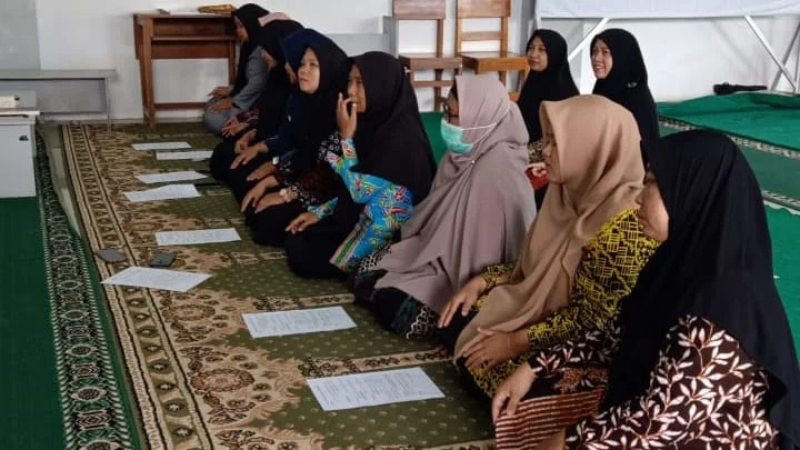 Di Bulan Tarbiyah, Guru SMA Muha Genteng Kompak Pelajari Bacaan Shalat Sesuai HPT