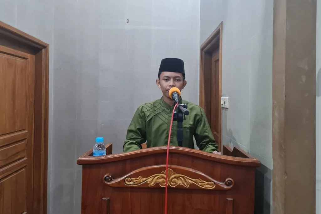 Santri Ponpes An-Nur Sidoarjo Jadi Imam dan Kultum di Masjid Al-Mahdi