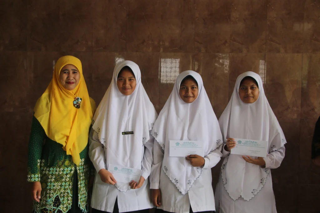 Jelang Liburan, Rapor PSTS Kelas XI MA Al-Ishlah Sendangagung Dibagi