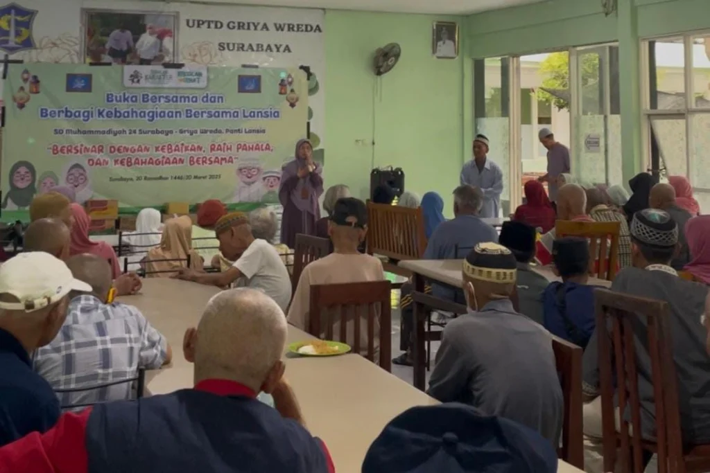 Berbagi Kebahagiaan dengan Lansia, SD Muhammadiyah 24 Surabaya Gelar Buka Bersama