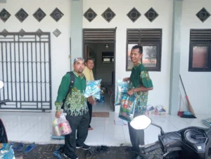 Jelang Idul Fitri, Guru dan Karyawan Ponpes Al-Ishlah Sendangagung Terima Insentif