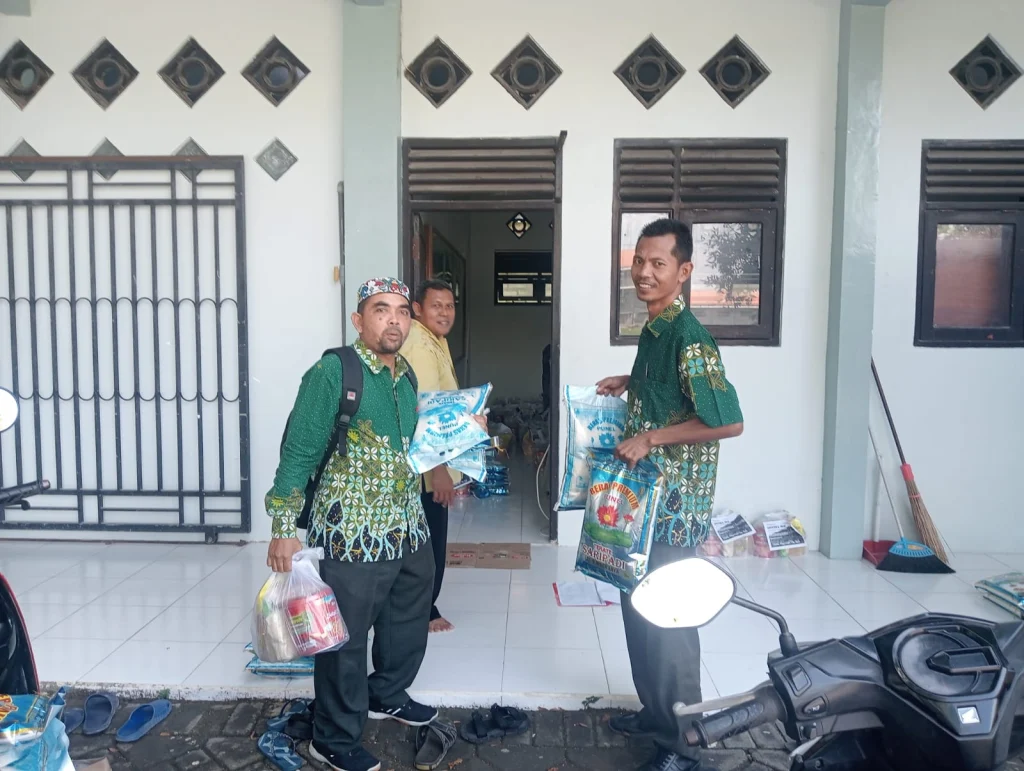 Jelang Idul Fitri, Guru dan Karyawan Ponpes Al-Ishlah Sendangagung Terima Insentif