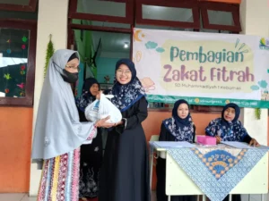Siswa SD Muhammadiyah 1 Kebomas Salurkan Ratusan Zakat Fitrah