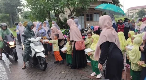 Berbagi Kebahagiaan Ramadan: KB-TK ABA 45 Bambe Salurkan 115 Paket Sembako