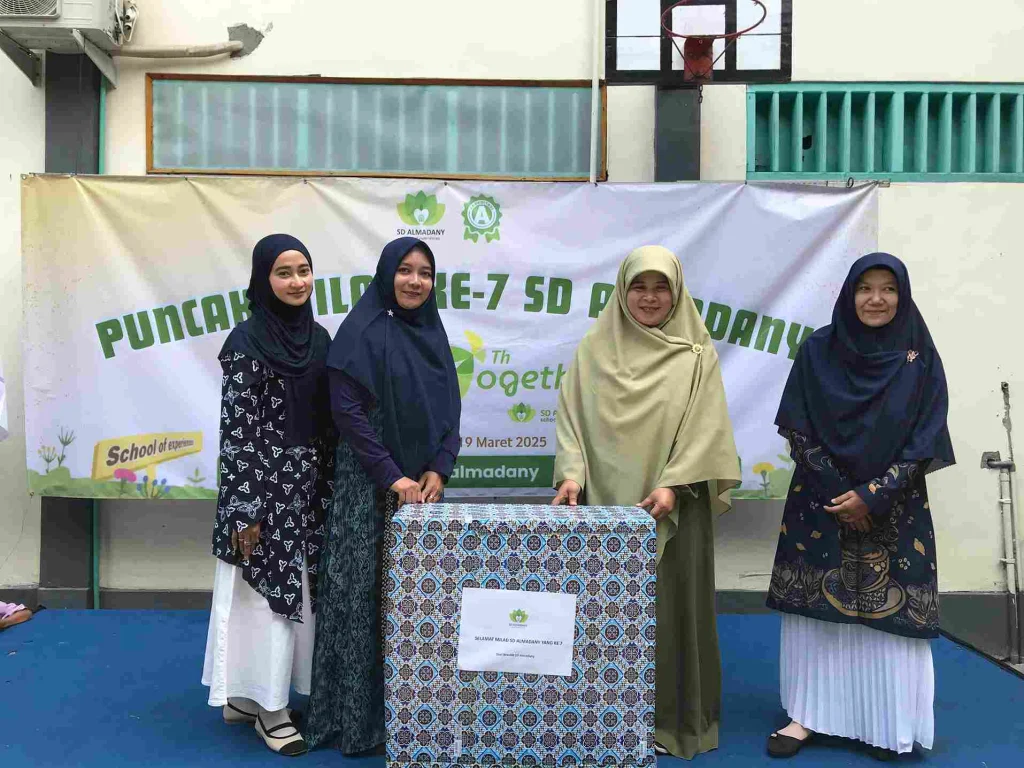 Kado Istimewa dari Ikwam di Milad ke-7 SD Almadany