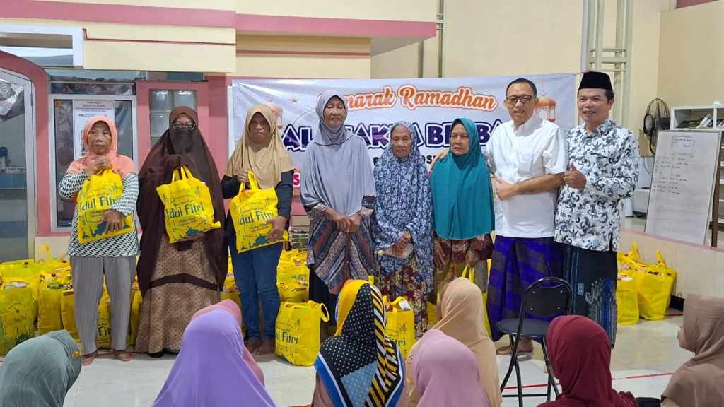 Semarak Ramadan Masjid Al Hakim Sidotopo Wetan Berbagi Ratusan Paket Sembako