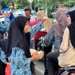 Mengusung Spirit Al-Maun, IPM MadtsaMutu Pondok Modern Paciran Berbagi 150 Paket Takjil