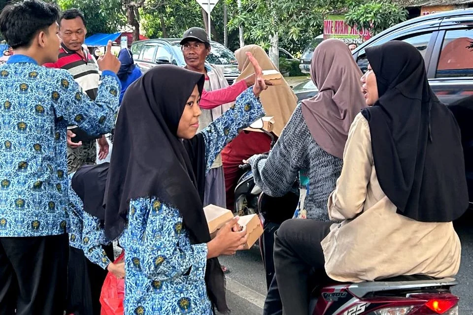 Mengusung Spirit Al-Maun, IPM MadtsaMutu Pondok Modern Paciran Berbagi 150 Paket Takjil