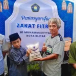 SD Muhammadiyah Kota Blitar Membagikan Zakat Fitrah Setiap Bulan Suci Ramadan
