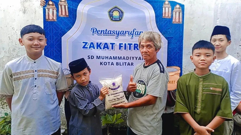 SD Muhammadiyah Kota Blitar Membagikan Zakat Fitrah Setiap Bulan Suci Ramadan