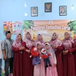 Dua Siswi SD Mumtaz Berkisah dalam Dua Bahasa di Pesantren Ramadan Ceria 1446 H