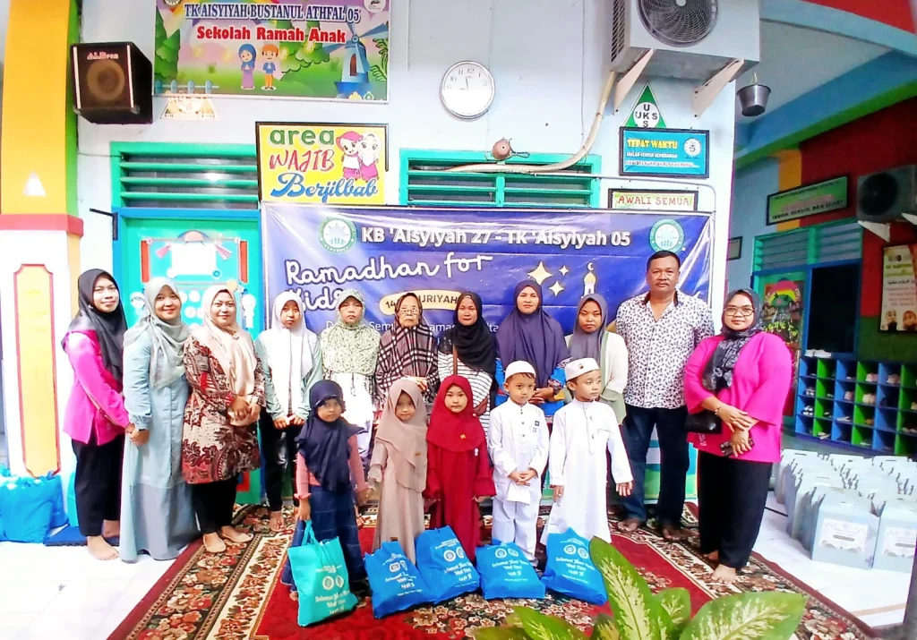 Safari Ramadan For Kids KB Aisyiyah 27 dan TK Aisyiyah 05 Surabaya Gelar Bakti Sosial